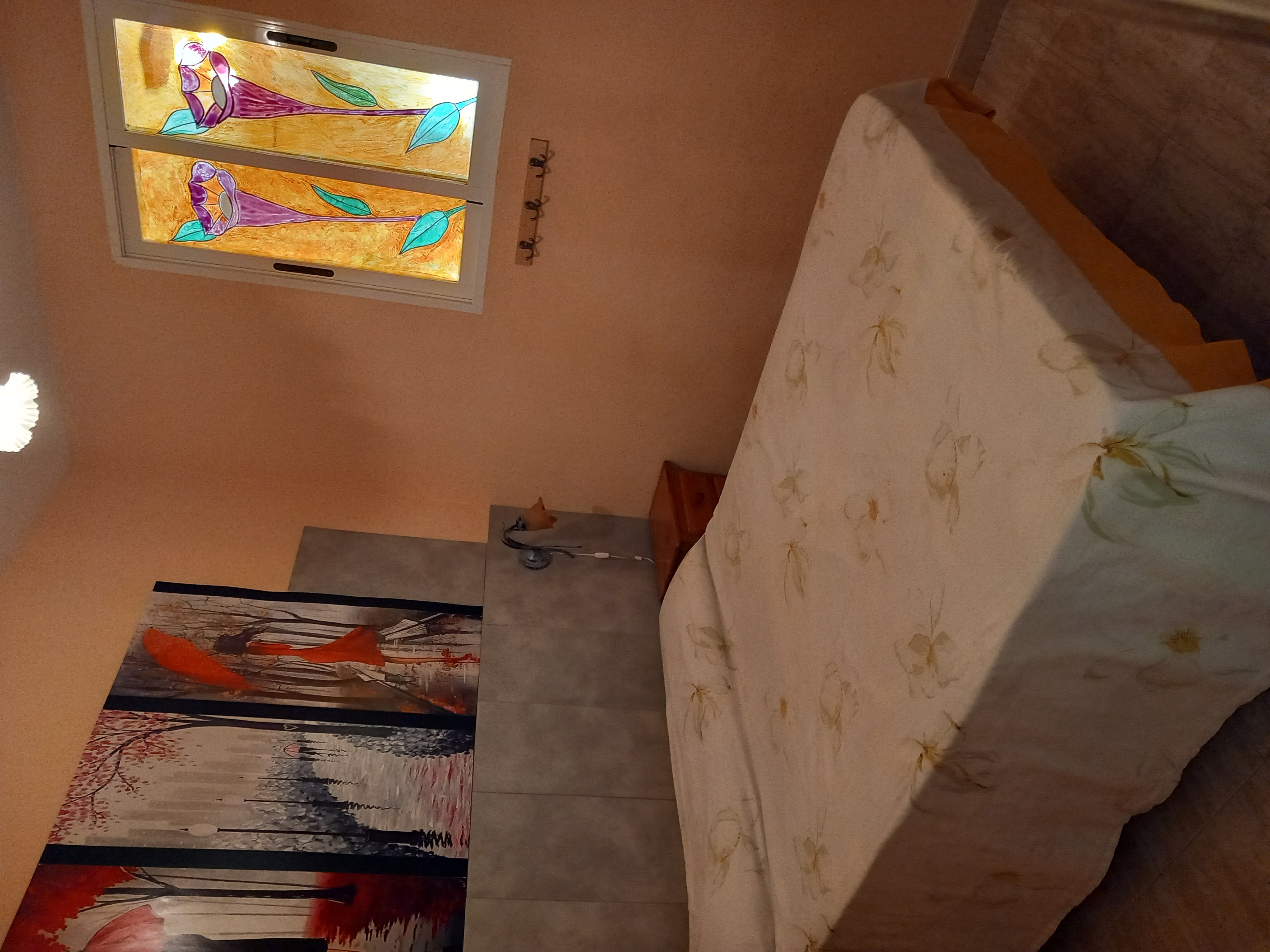Dormitorio principal con cama de matrimonio